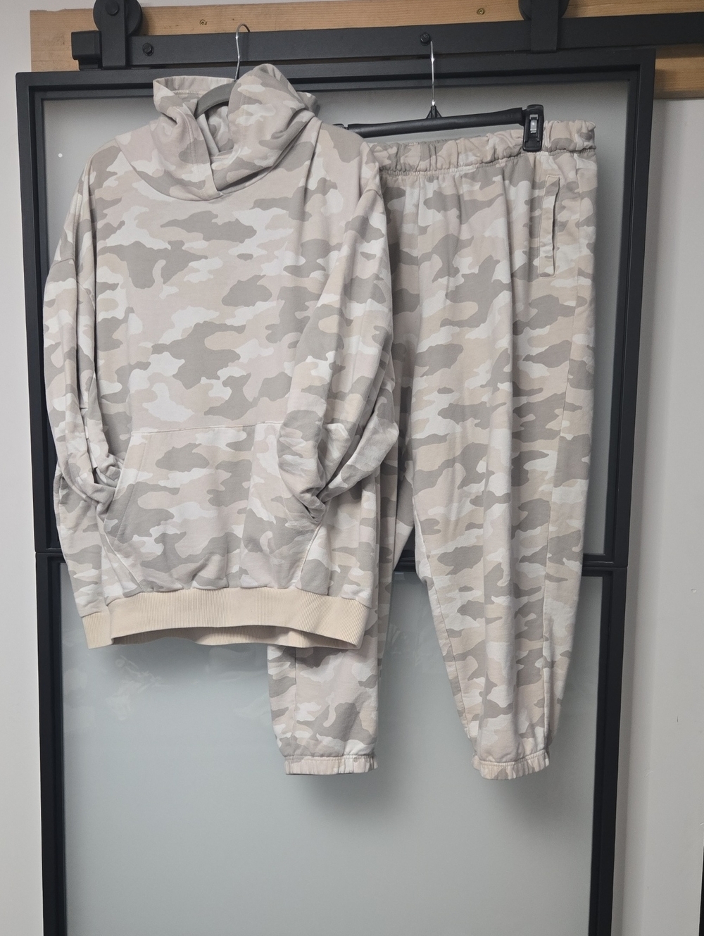 AERIE JET SETTER CAMO SWEATSUIT. XL